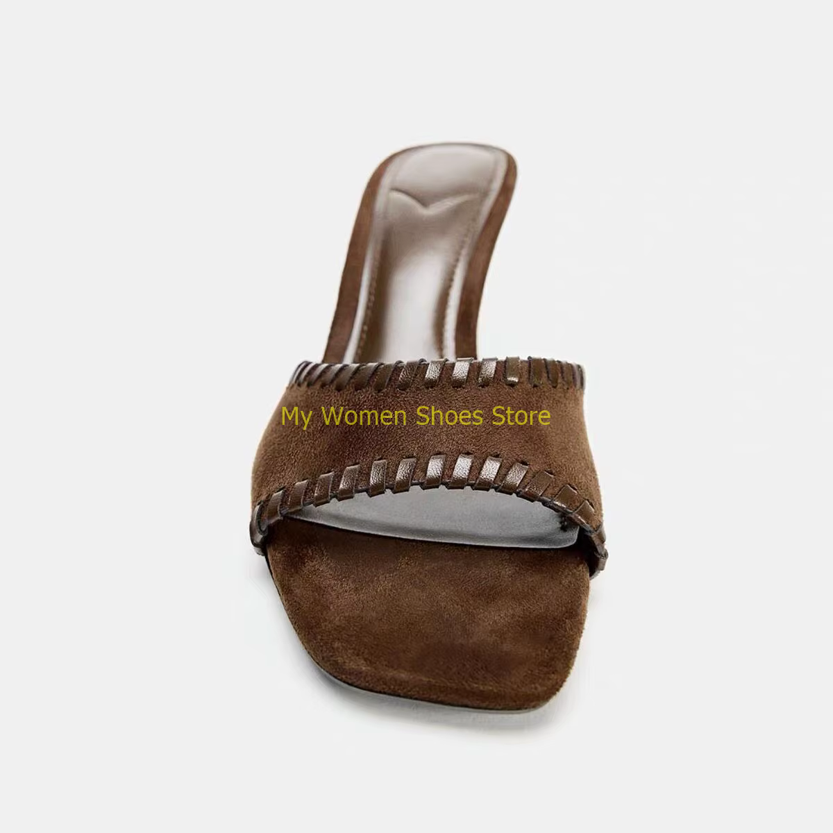 Mules en daim marron à bout carré, talon aiguille fin, à enfiler, style défilé, collection été 2026,