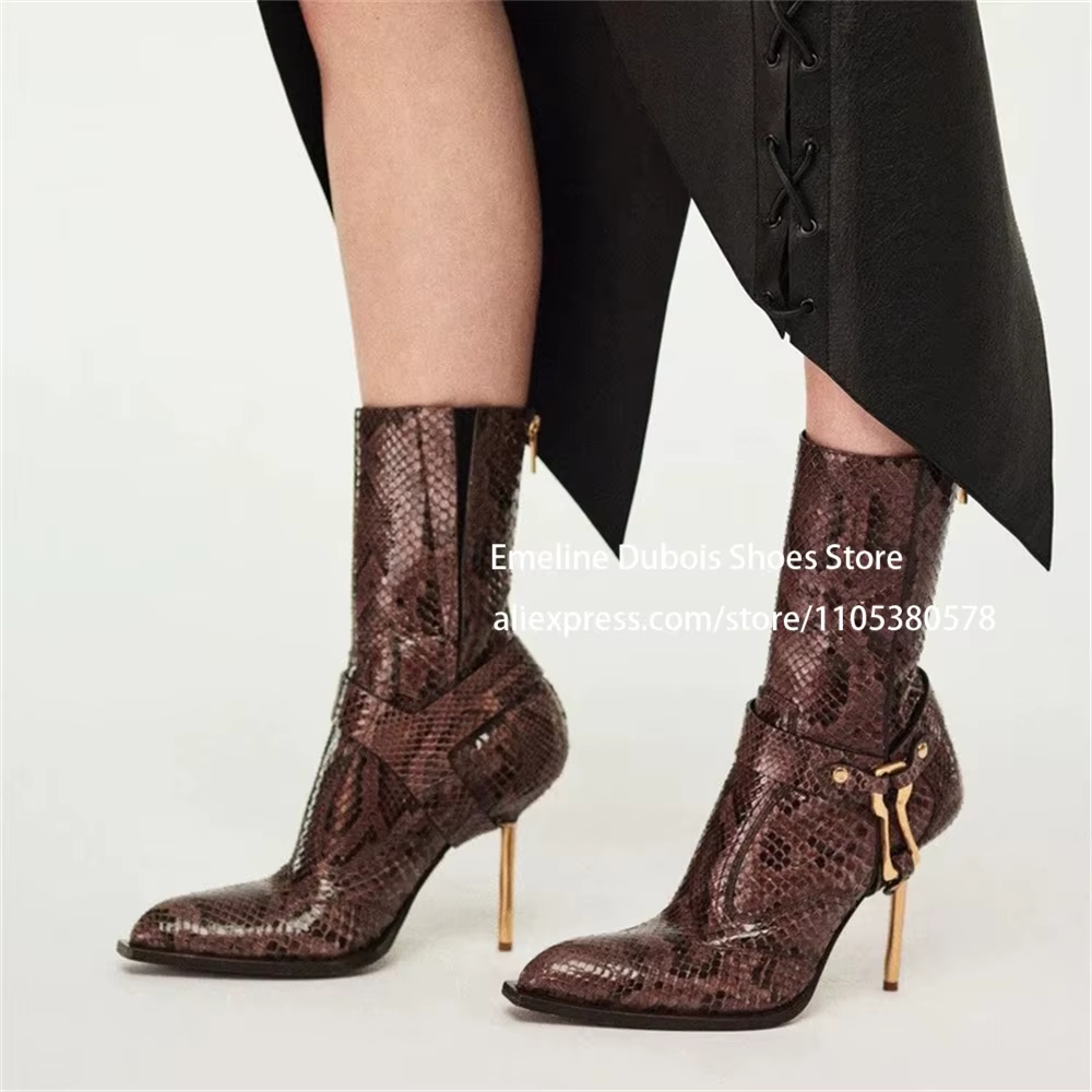 Bottines à talons hauts en cuir imprimé serpent, décorations métalliques dorées, talons aiguilles fi