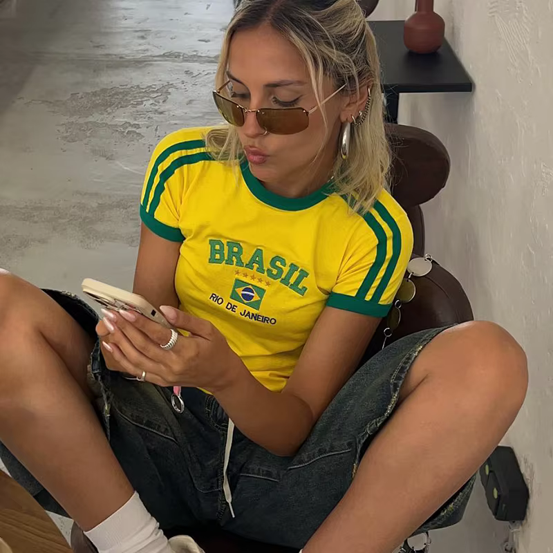 BRASIL lettre graphique imprimé Goth Y2k jaune maigre recadrée t-shirts femmes Sexy Streetwear 2000s