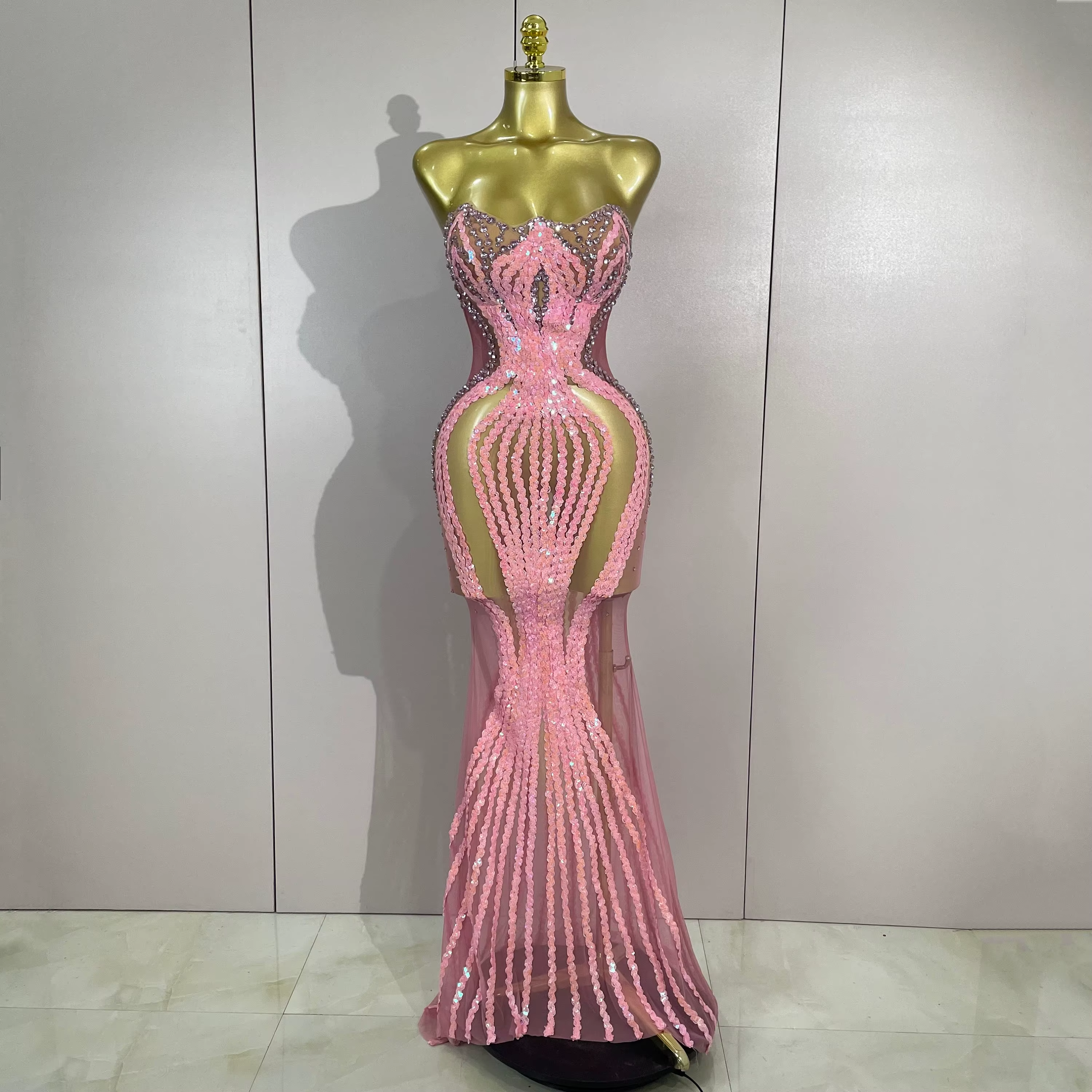 Robe longue sexy scintillante rose avec strass et paillettes, sans bretelles, en maille transparente