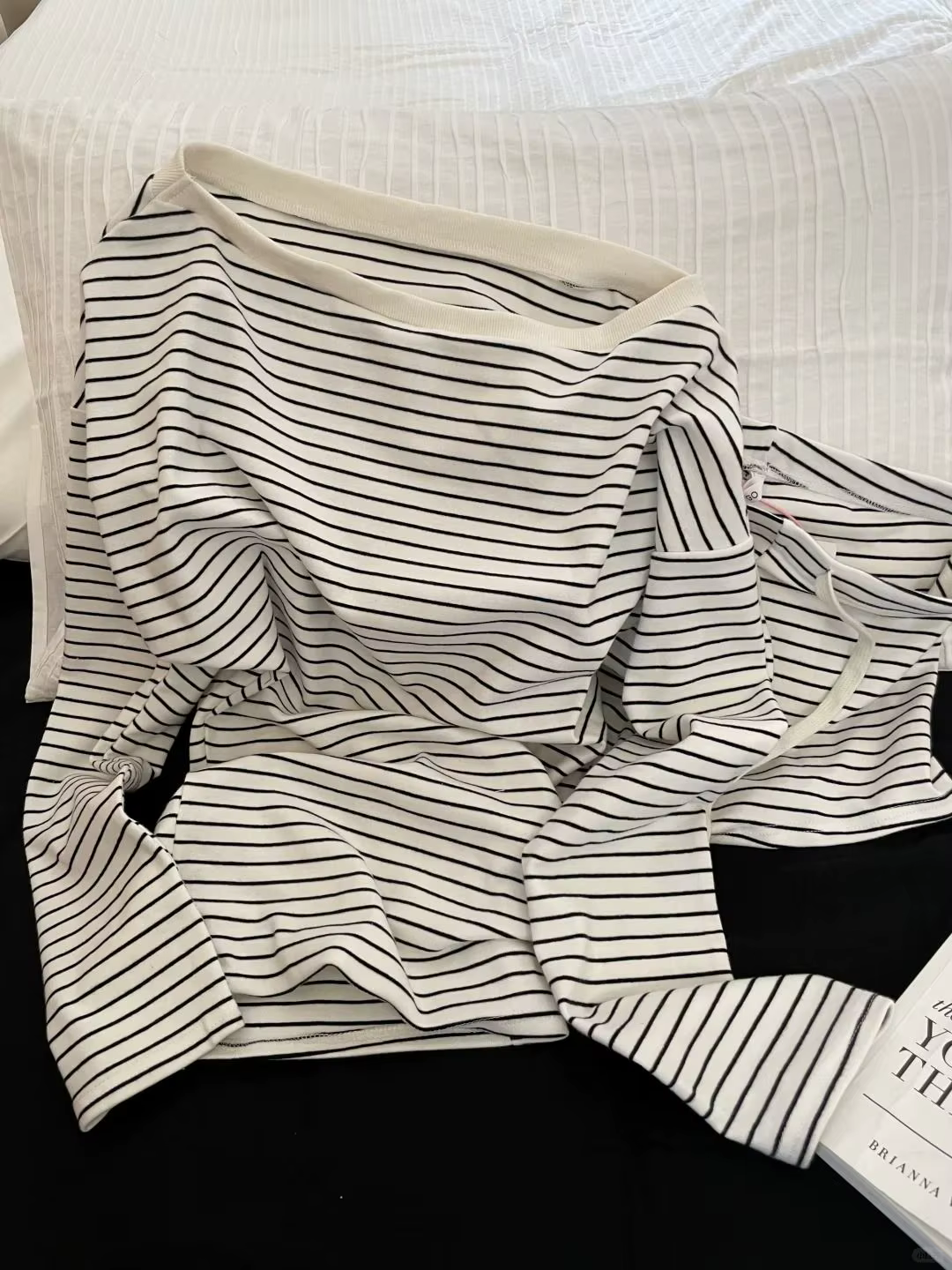 Pyjama à manches longues de style coréen, avec rayures noires et blanches et shorts à épaules dénudé