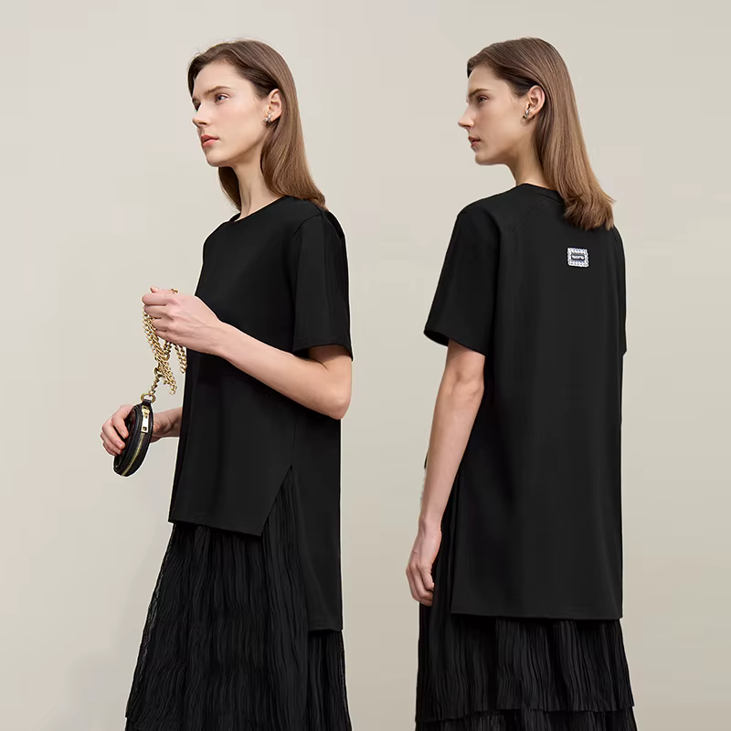 T-shirt Amii Femme Été 2026 Nouveau Col Rond Fente Latérale Coton Broderie Lettre Dentelle Accent Te