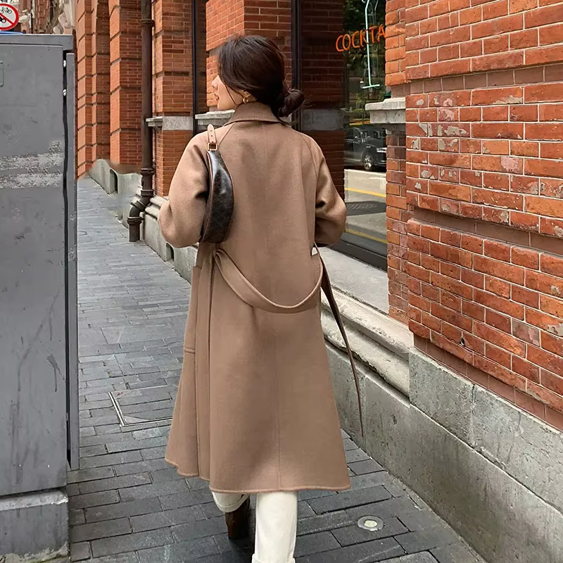 Manteau long en laine véritable 100% à col rabattu, à ceinture, à ouverture sur le devant, en tissu