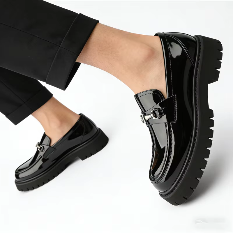 Chaussures en cuir pour hommes à décoration métallique, grande taille, style mode, à talon épais et 