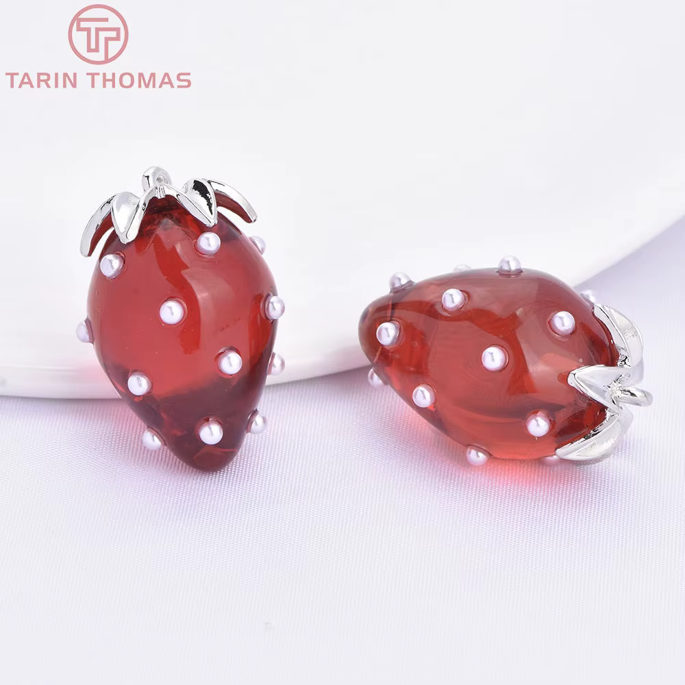 (10593) 4 pendentifs creux en forme de fraise, en laiton couleur or 18 carats, ornés de perles, de h