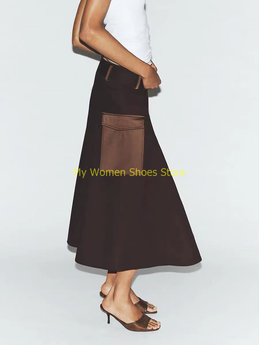 Mules en daim marron à bout carré, talon aiguille fin, à enfiler, style défilé, collection été 2026,