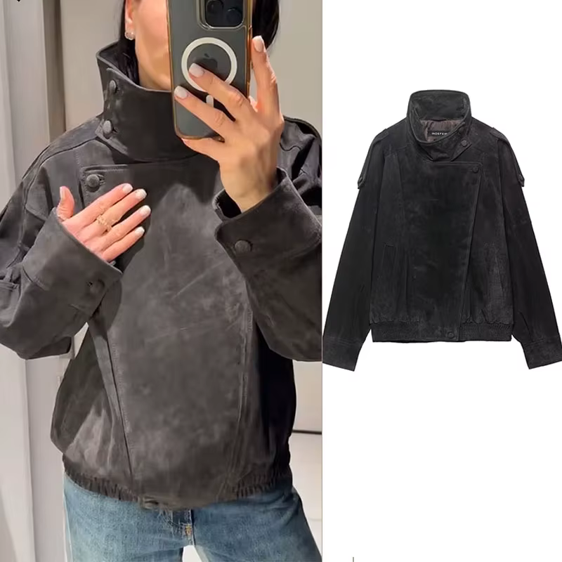 Blouson biker pour femme en cuir texturé gris foncé, avec col montant boutonné asymétrique, ourlet é