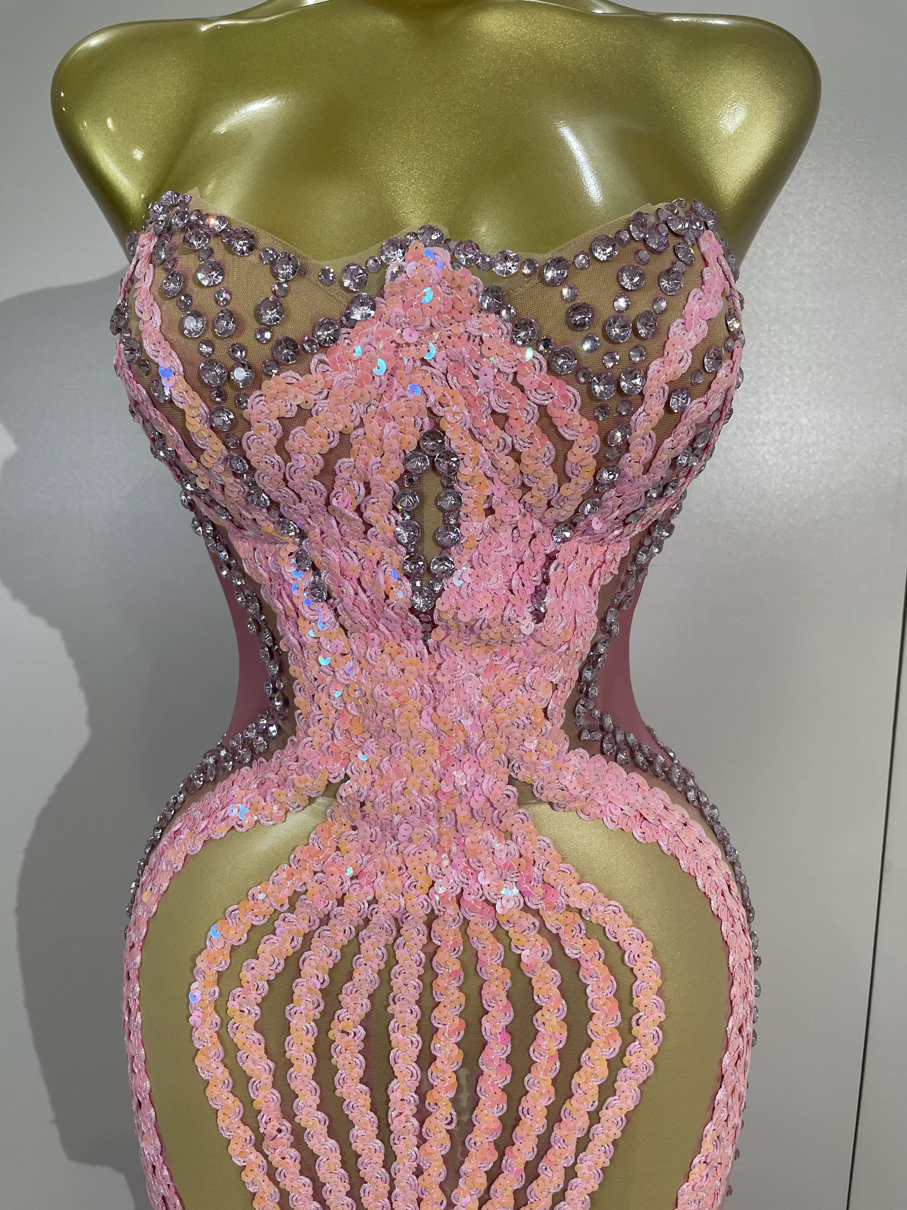 Robe longue sexy scintillante rose avec strass et paillettes, sans bretelles, en maille transparente