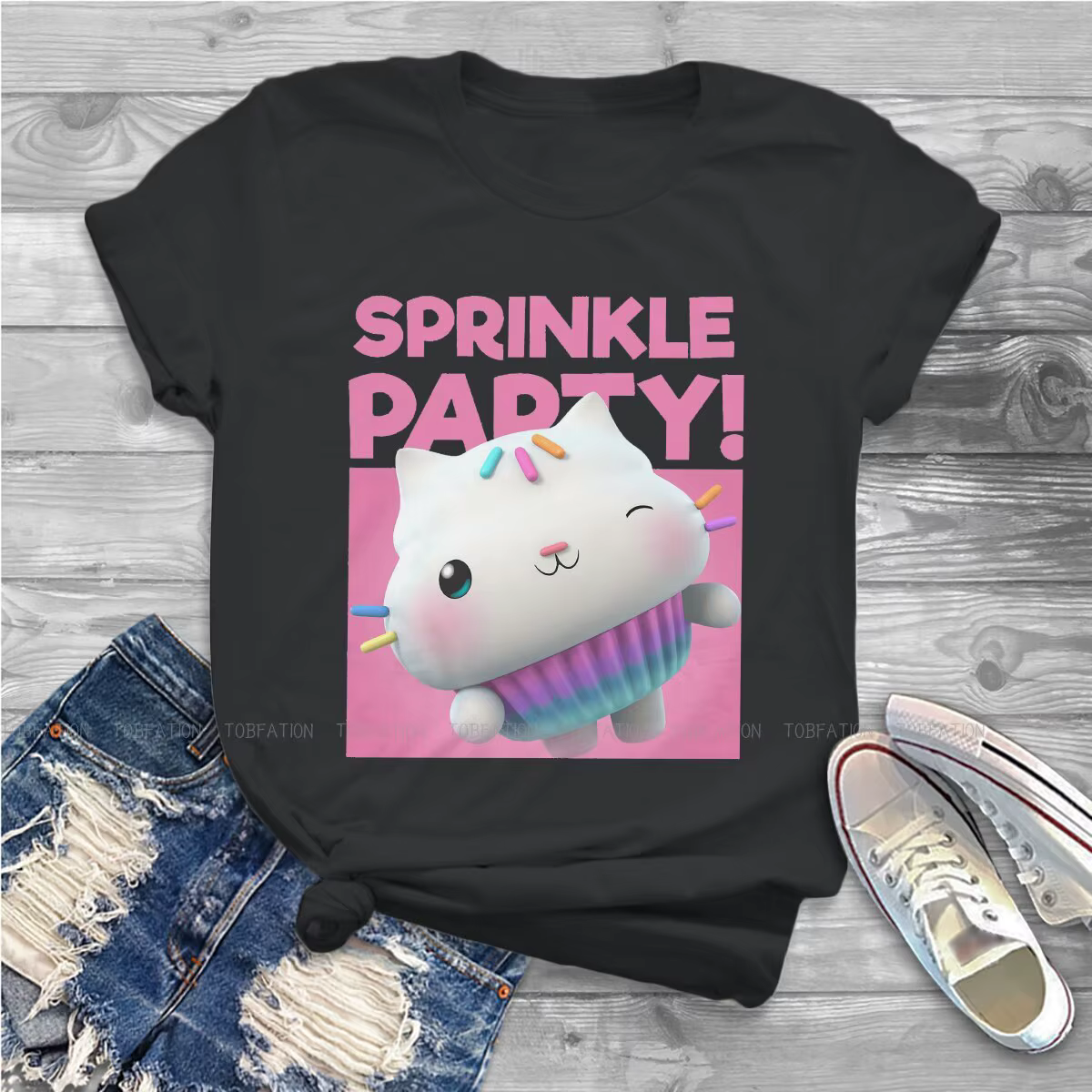 T-shirt à col rond pour femme, vêtement de base en tissu, motif dessin animé, maison de poupée, Gabb