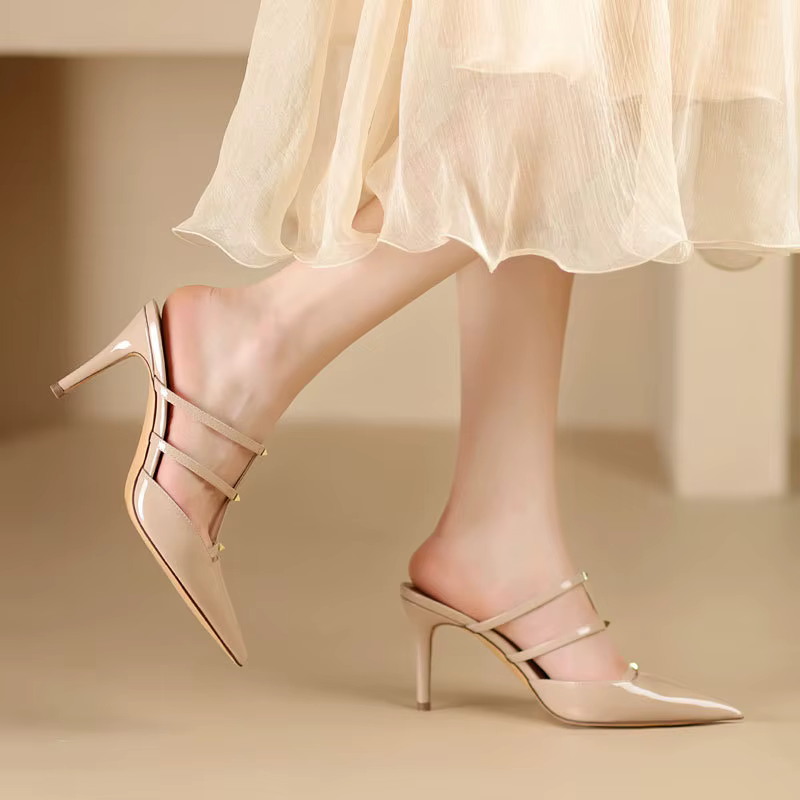 Escarpins à talons hauts et bout pointu, nouvelle collection printemps-été 2026, en cuir, avec rivet