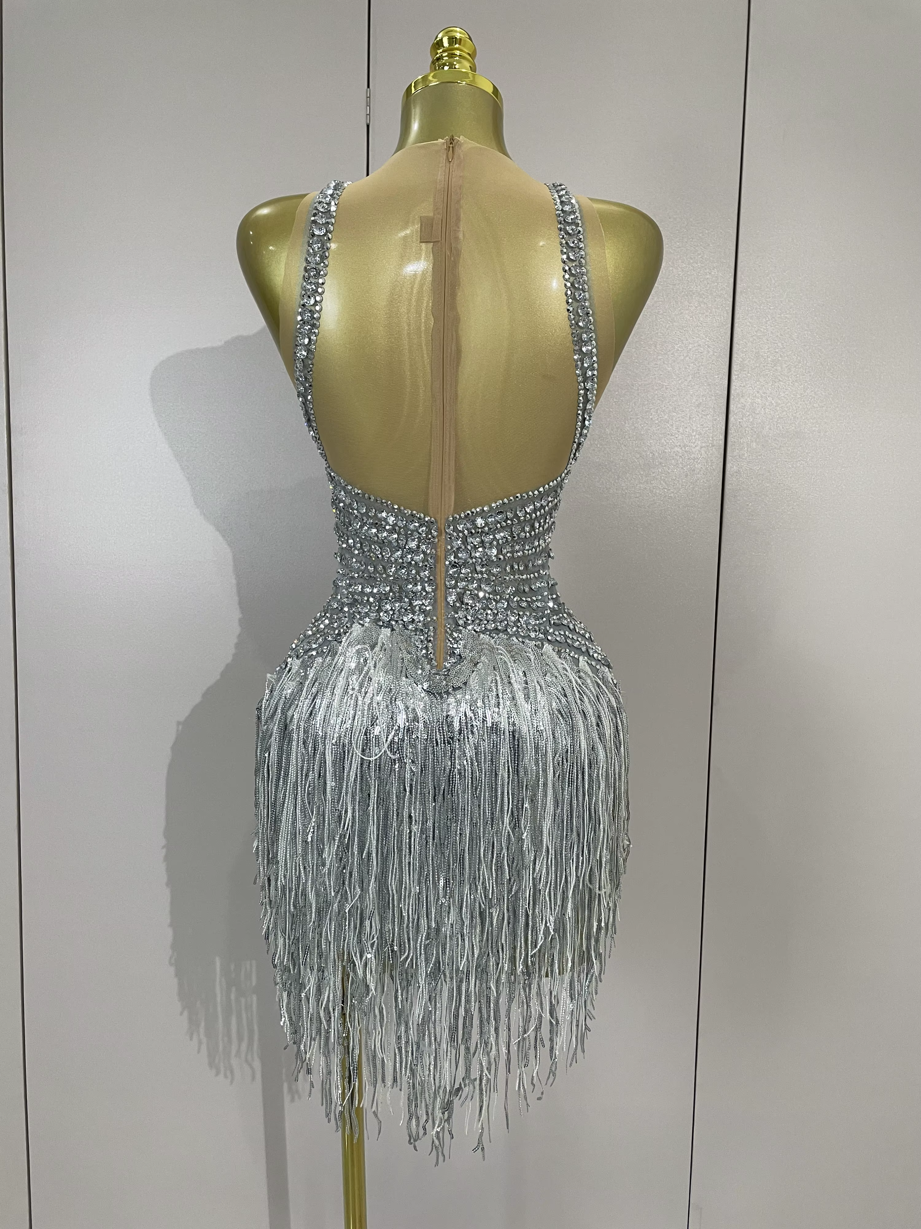 Body en résille transparente de luxe, orné de paillettes argentées et de diamants, avec franges, pou