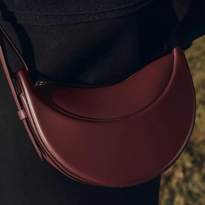 Sac à bandoulière pour femme en cuir véritable, style croissant, design original avec fermeture écla