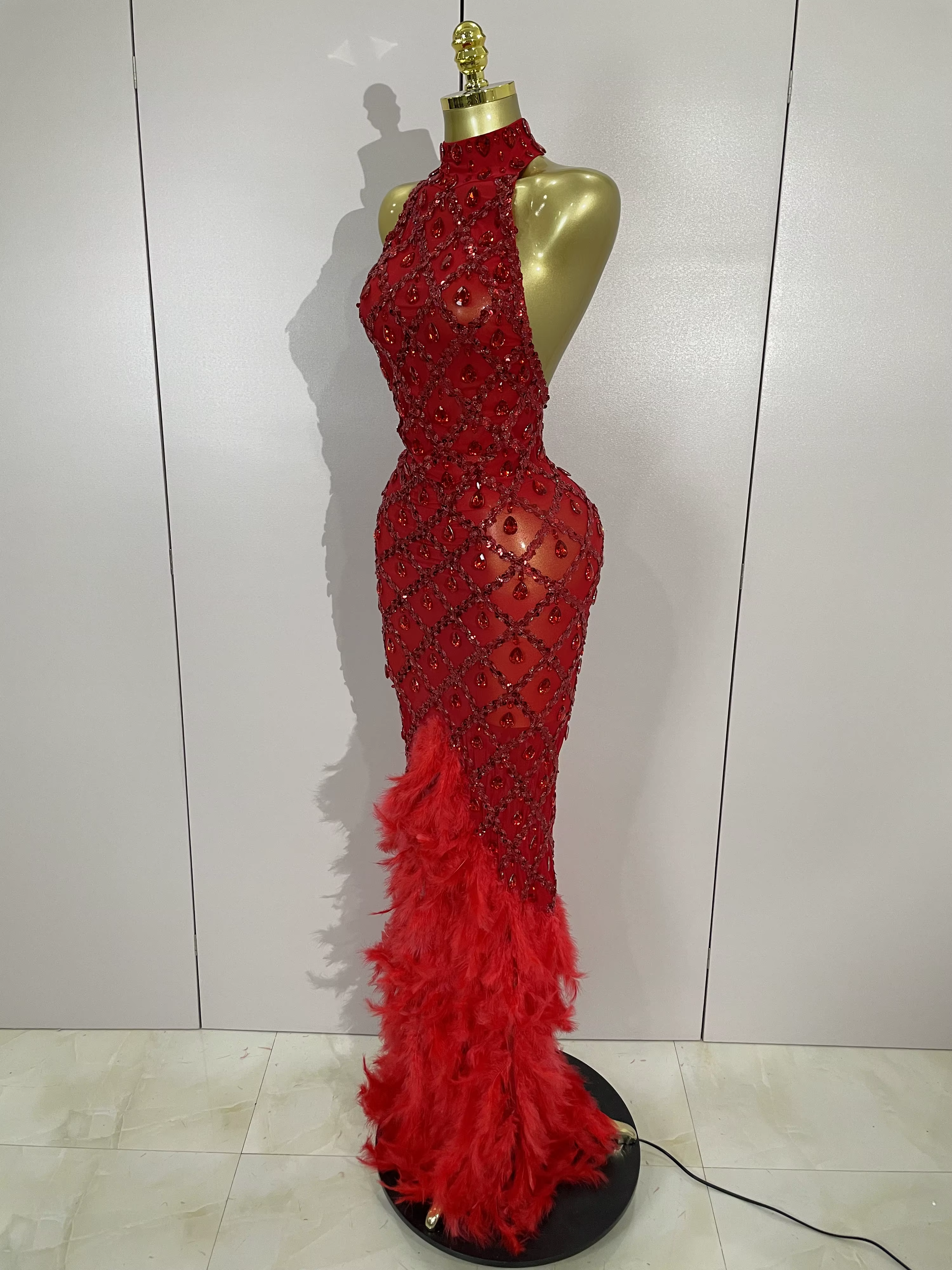 Luxe brillant rouge strass plume Sexy maille voir à travers longue robe femmes anniversaire soirée d