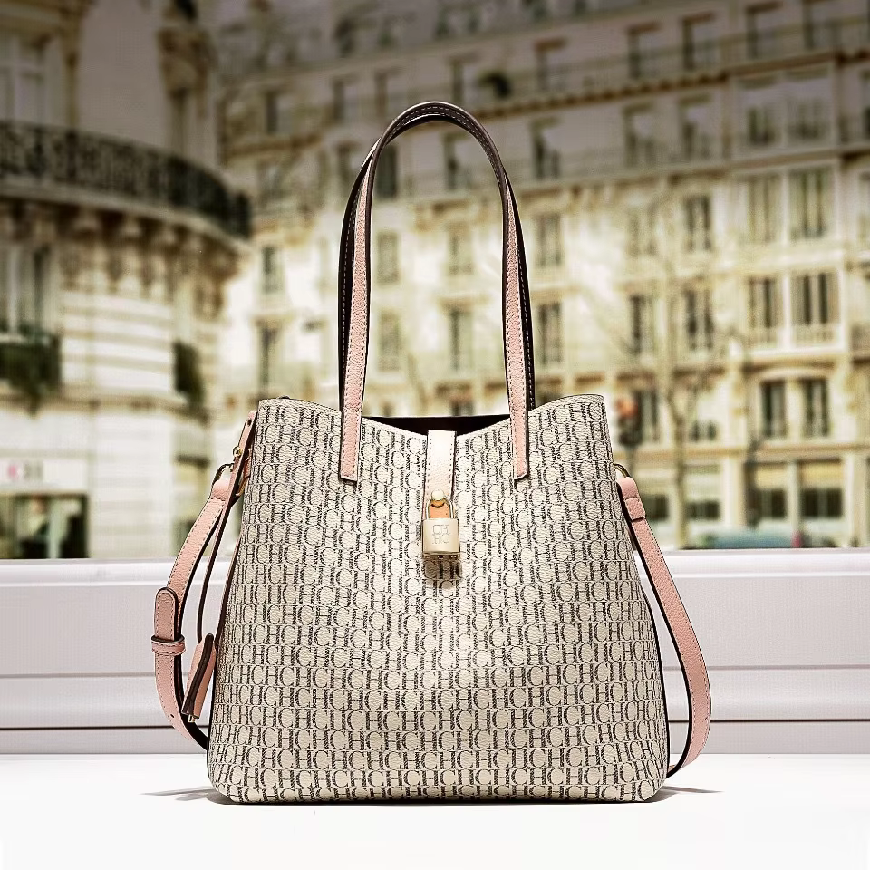 Sac fourre-tout CH Exquisite Monogram avec accroche-cadenas, bretelles de qualité supérieure, coutur