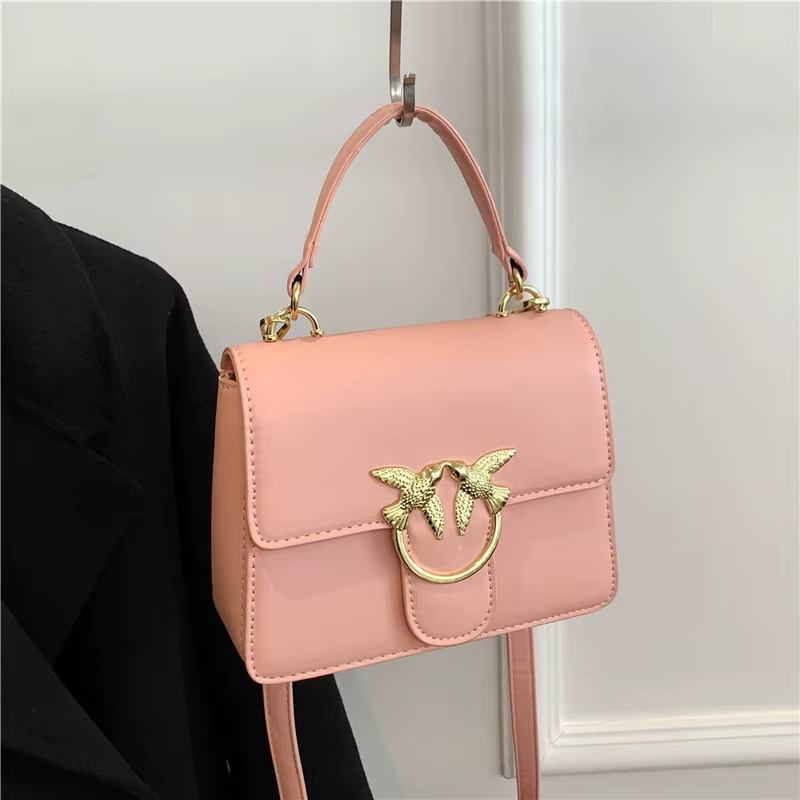 Sac à langer de luxe stable avec un design bien structuré qui conserve sa forme même lorsqu'il est e