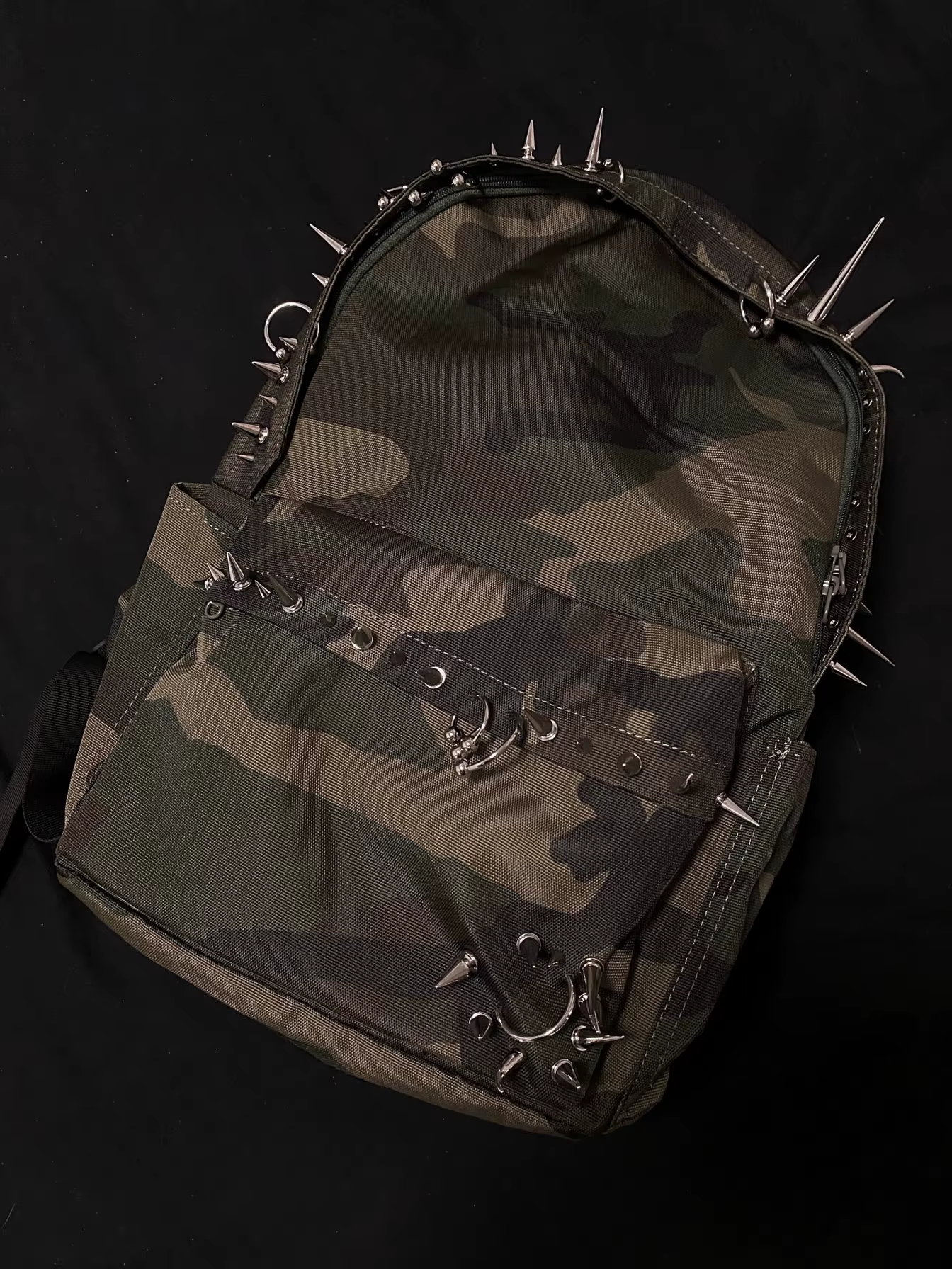 Sac à dos imprimé camouflage à rivets punk pour hommes et femmes, sac à dos conçu à la mode
