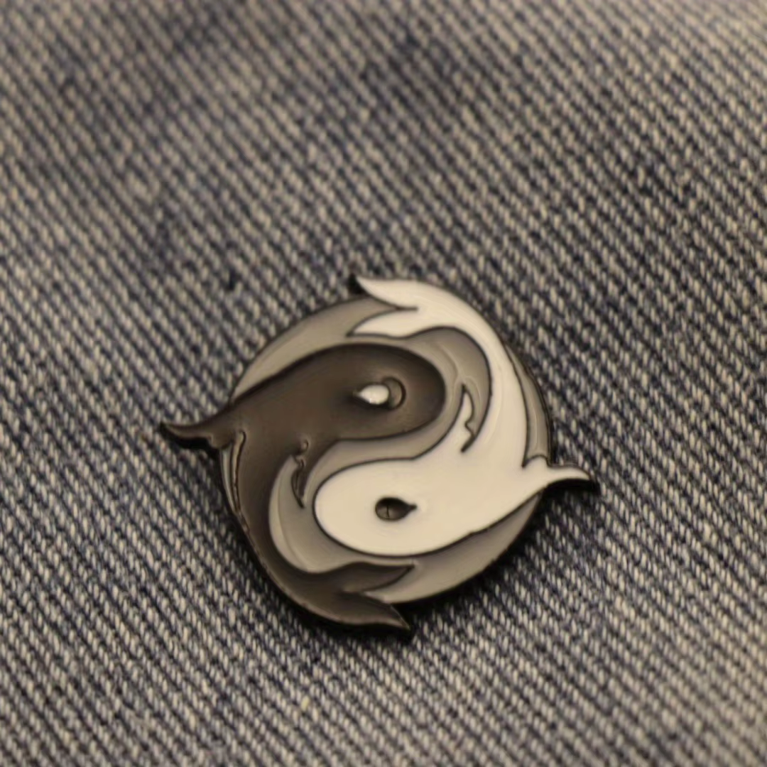 Une broche de poisson Yin-Composer unique, idéale pour les hommes et les femmes pour accessoiriser d
