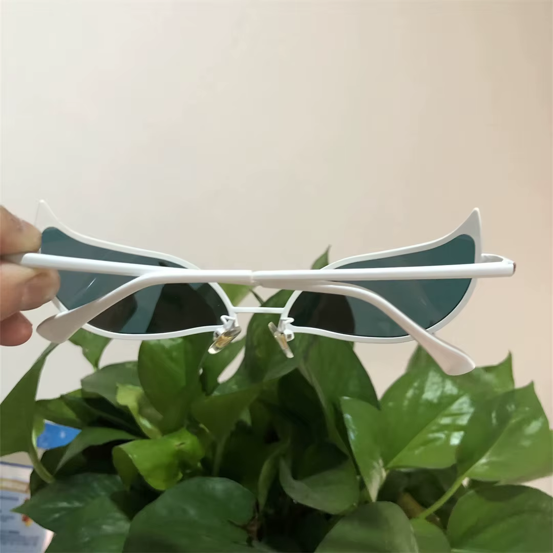 Donquixote PVC lunettes de soleil Doflamingo Cosplay lunettes Anime oeil de chat lunettes de soleil
