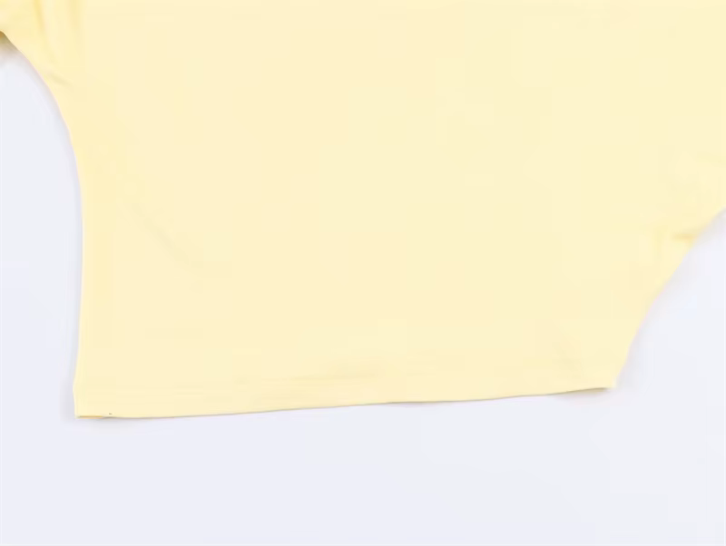 Haut asymétrique plissé décoratif jaune à col montant et manches courtes pour femme, nouvelle collec