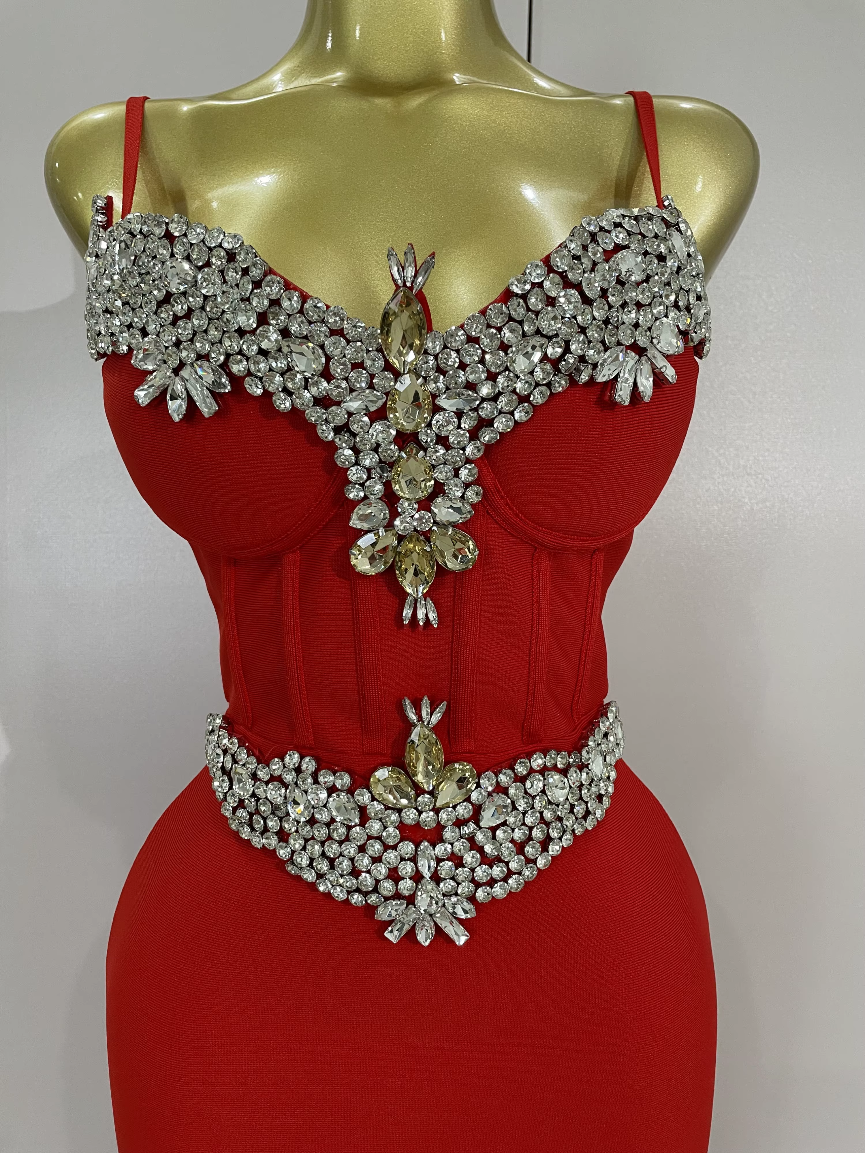 Femmes de luxe diamants Sexy perles pansement longue robe moulante élégante 2025 célébrité soirée fê