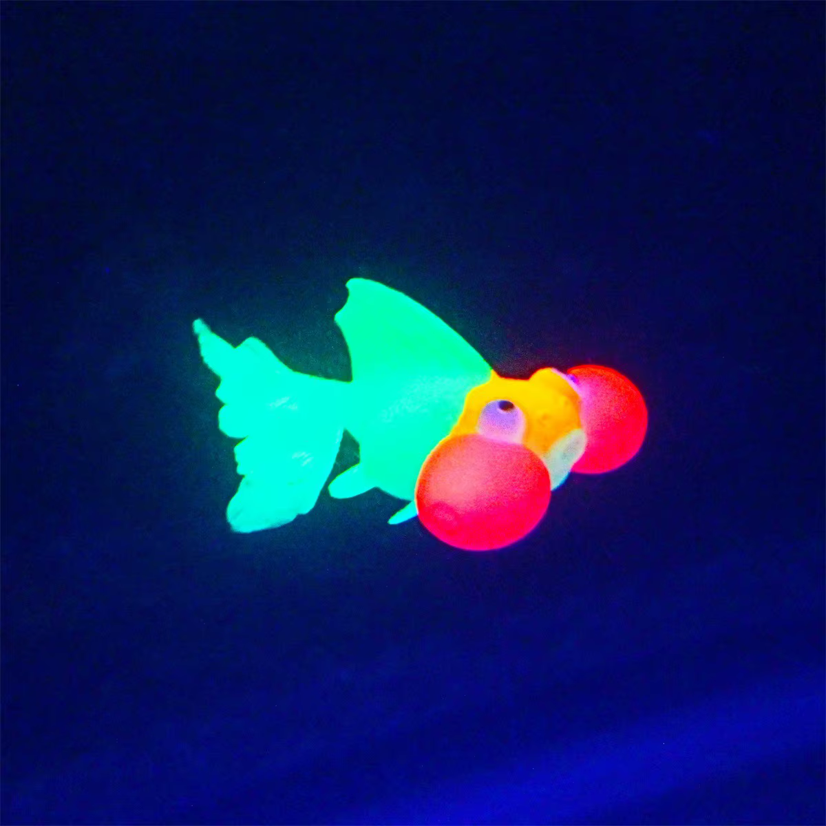 Poissons d'aquarium artificiels qui brillent dans la nuit, faux poisson rouge flottant en mouvement 