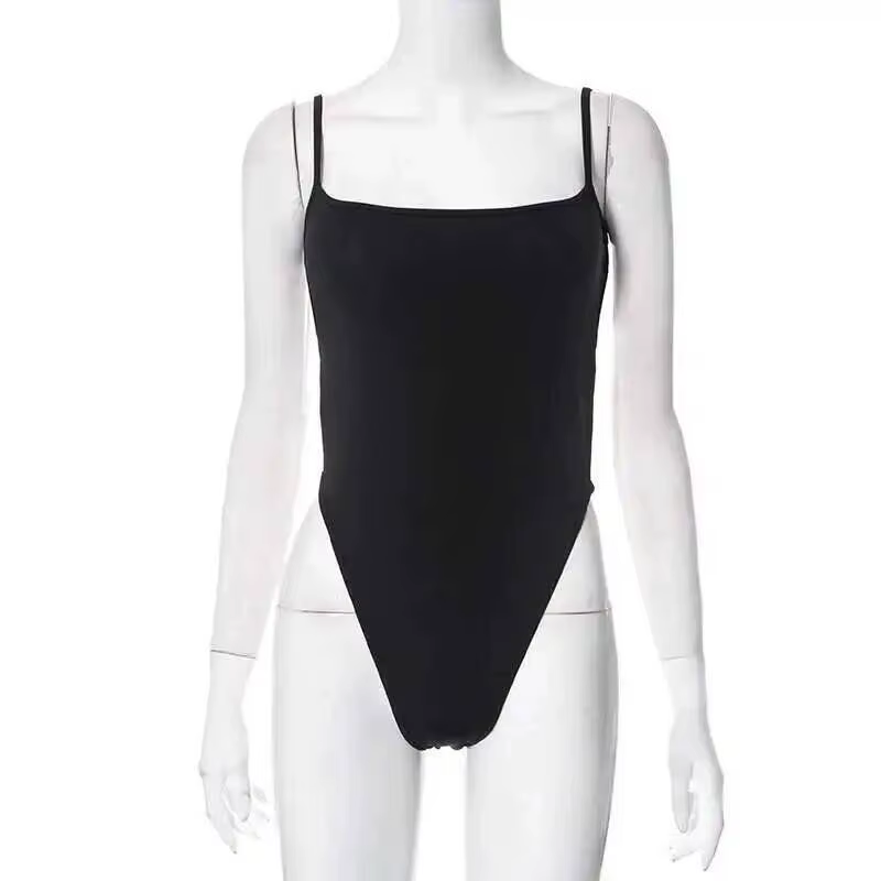 Body string sexy noir à dos croisé et découpes hautes, style caraco à fines bretelles, tenue de soir