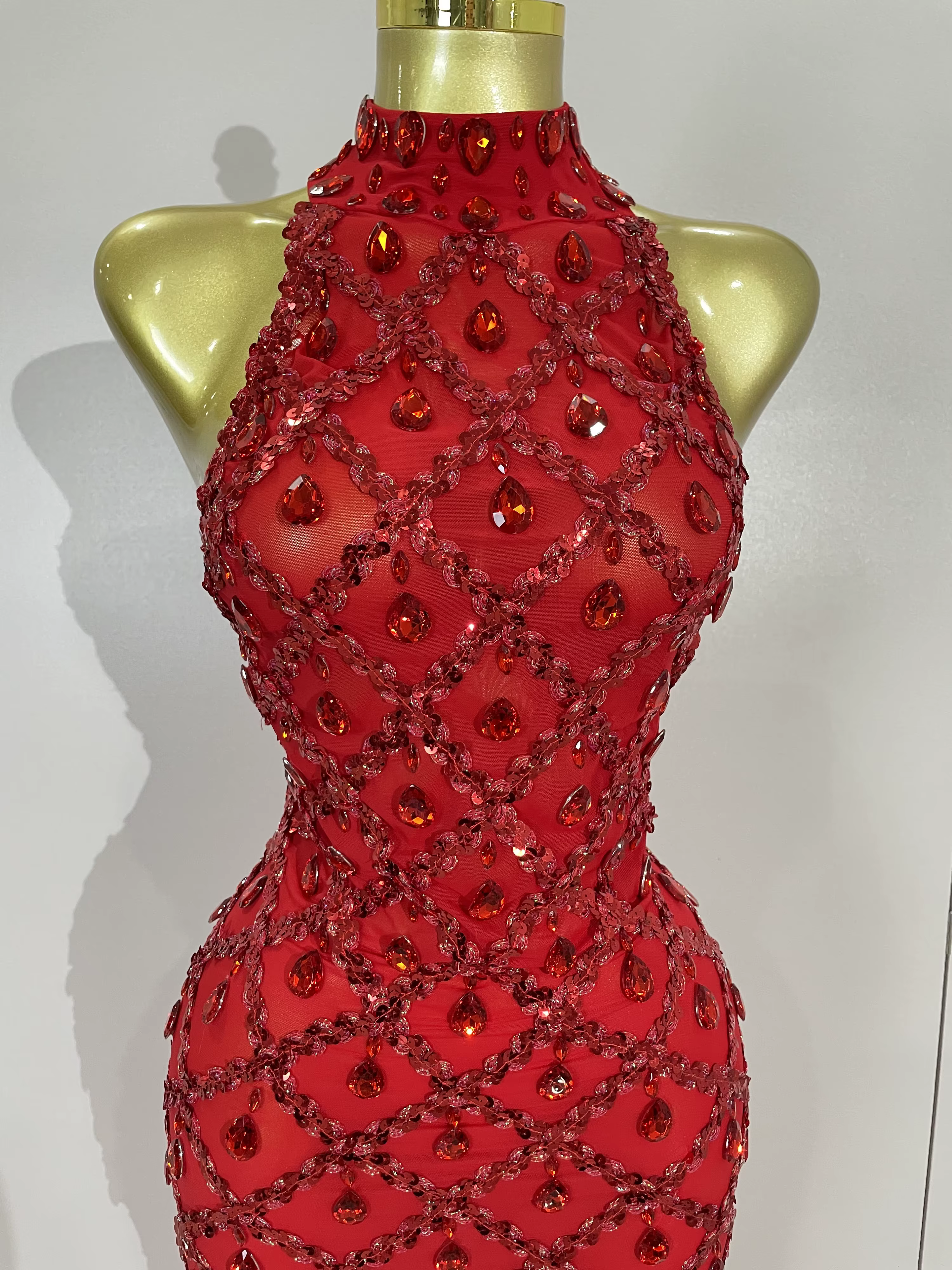 Luxe brillant rouge strass plume Sexy maille voir à travers longue robe femmes anniversaire soirée d
