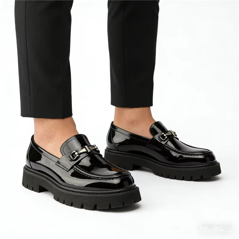 Chaussures en cuir pour hommes à décoration métallique, grande taille, style mode, à talon épais et 