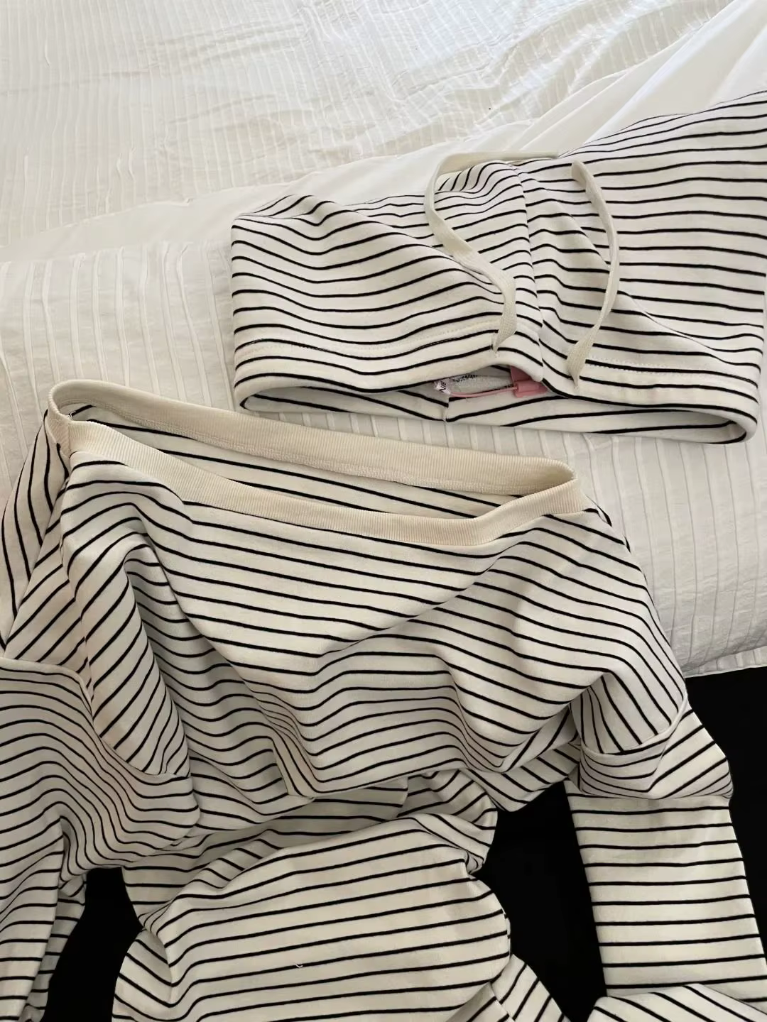 Pyjama à manches longues de style coréen, avec rayures noires et blanches et shorts à épaules dénudé