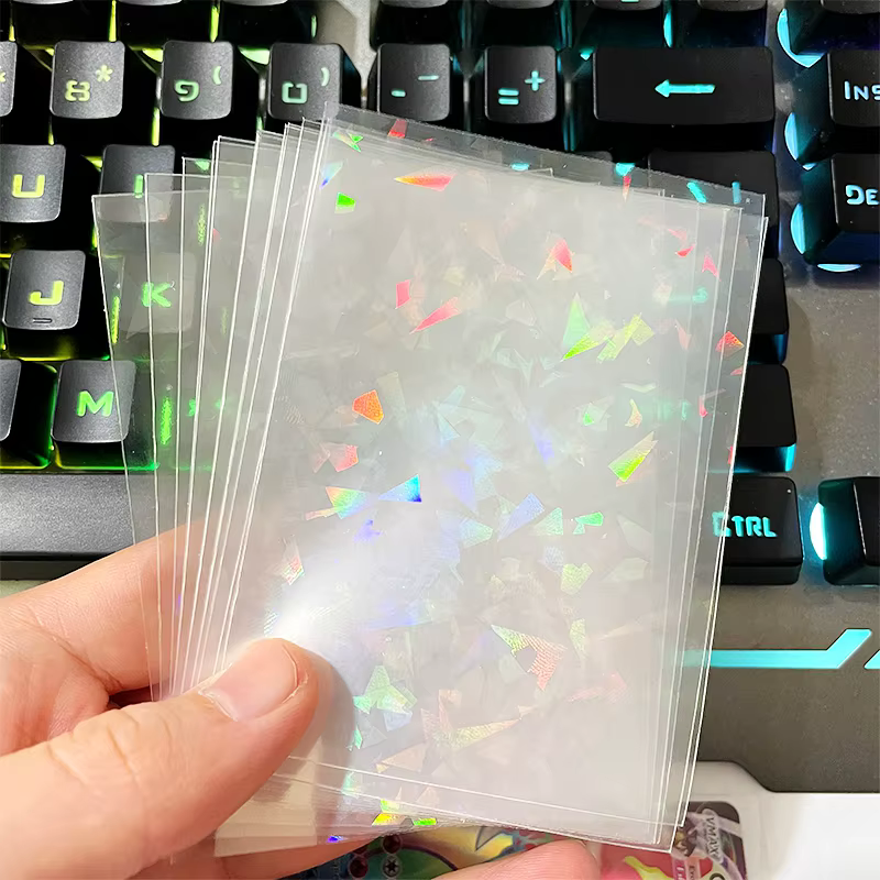 50pcs doux commerce Laser carte Film manchon Transparent 66*91mm Pokemon TCG jeu protecteur dossier