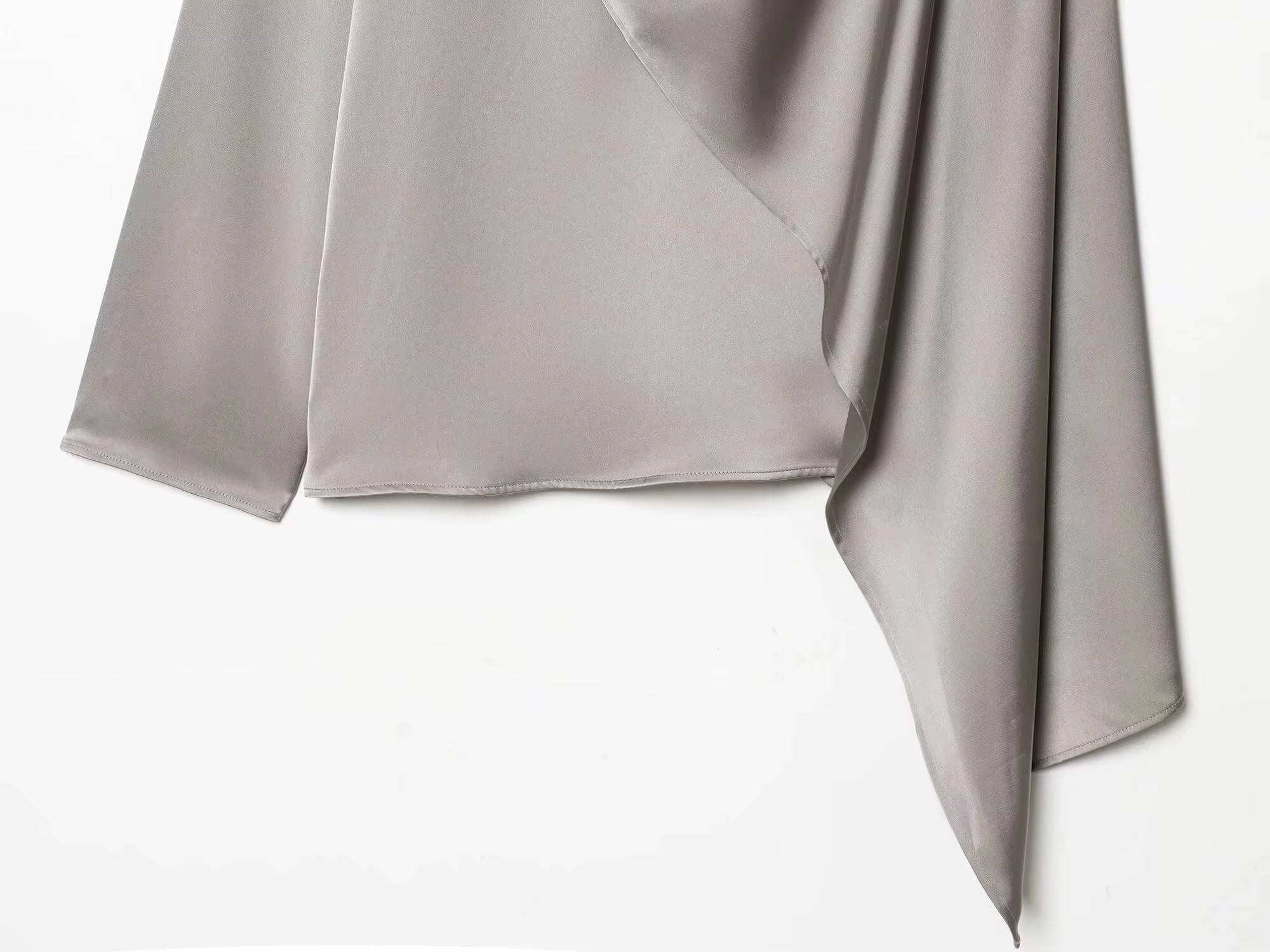 ETJ 2026 printemps nouveau femmes élégant mode châle design satin drapé haut asymétrique froissé che