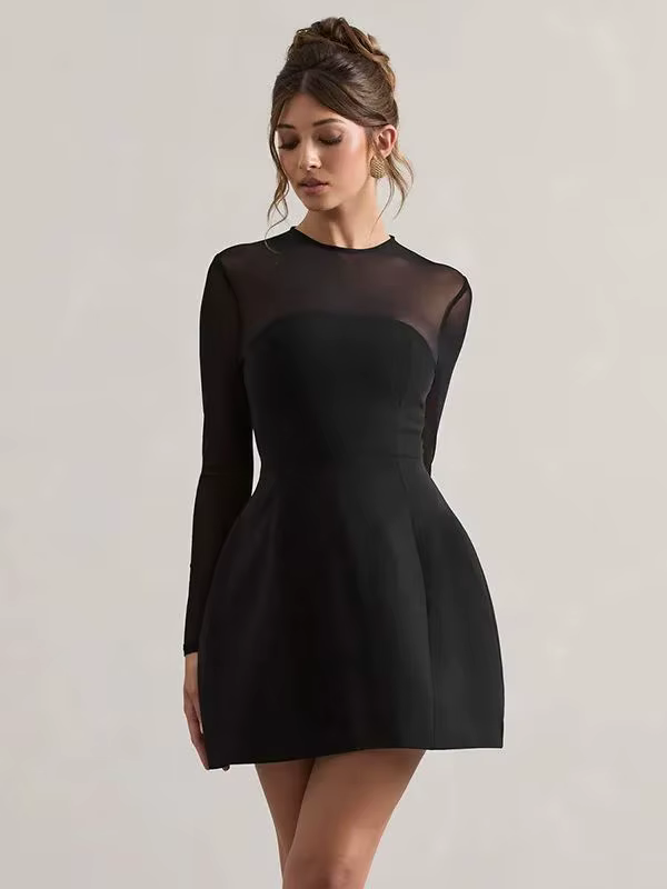Nouvelle collection d'automne : Robe courte élégante avec détails en résille et col, mettant en vale