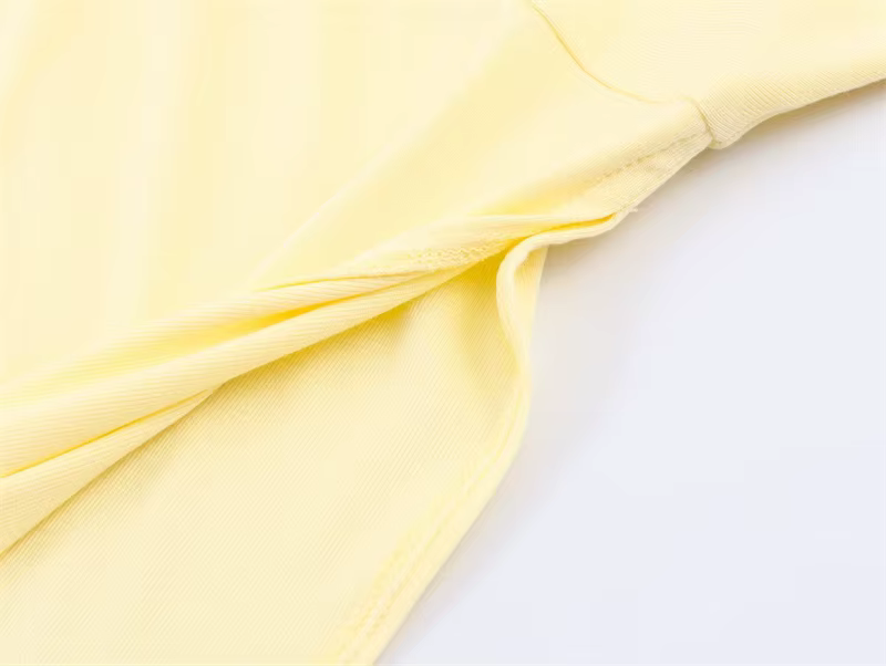 Haut asymétrique plissé décoratif jaune à col montant et manches courtes pour femme, nouvelle collec