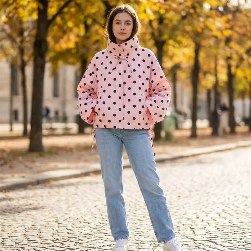 Manteau pour femme Printemps 2026 Nouveau style Rose à pois Manches longues Détail noué Simple bouto