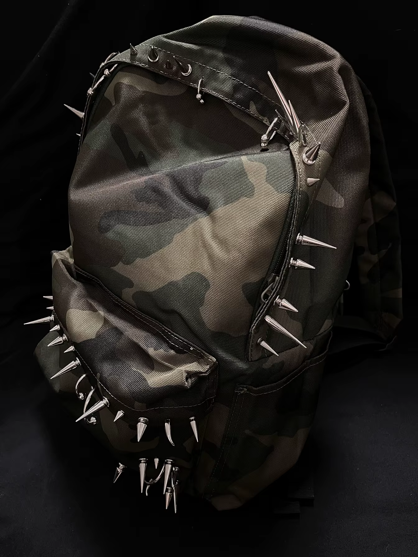 Sac à dos imprimé camouflage à rivets punk pour hommes et femmes, sac à dos conçu à la mode