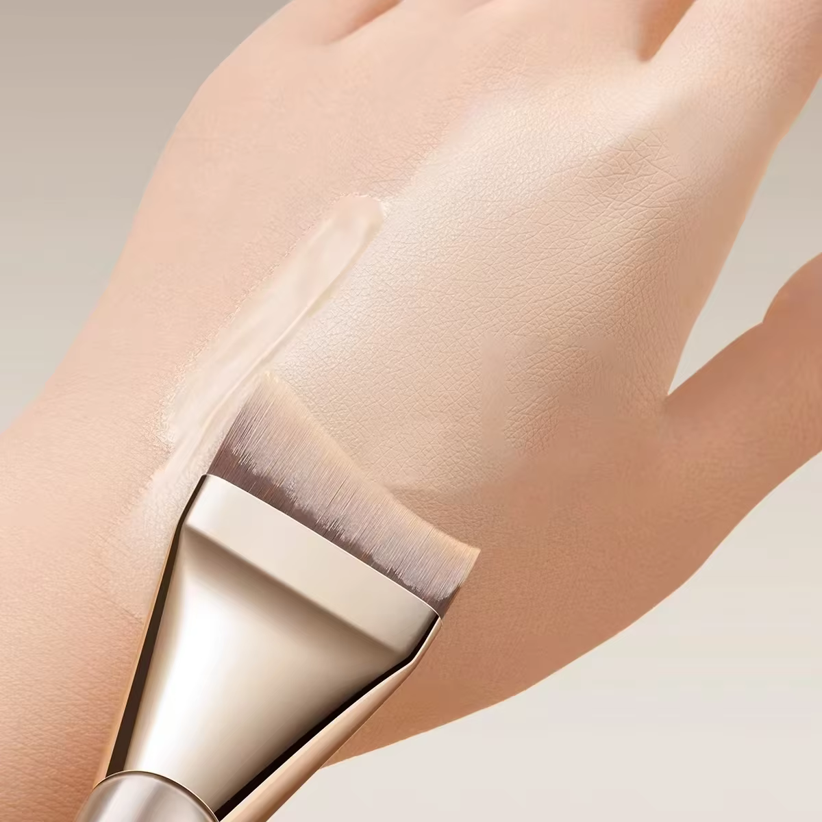 Pinceau de fond de teint Arc-Fit - Contour ergonomique pour un mélange sans traces, poils micro-flex