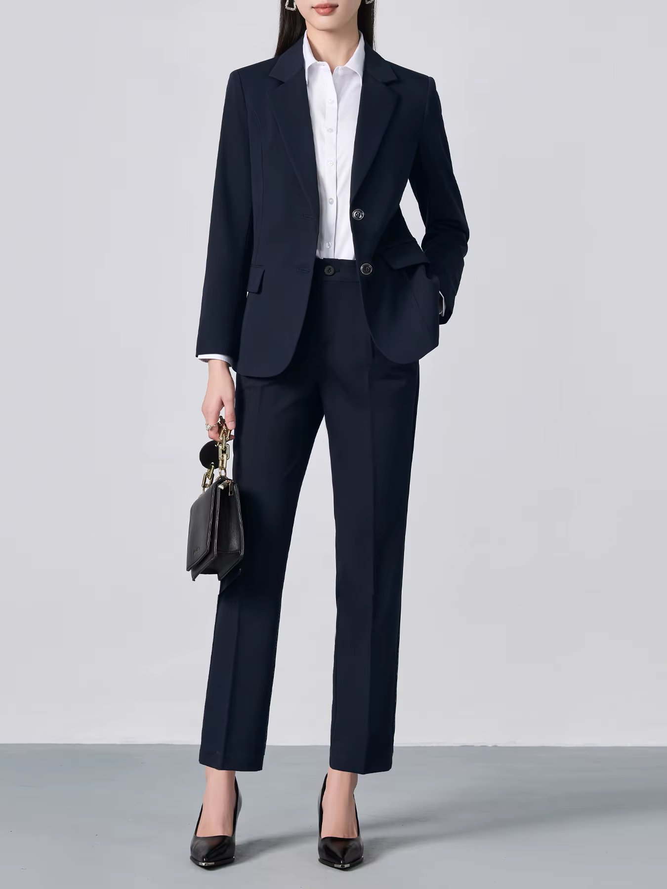 Ensemble de costume à revers cranté à simple boutonnage : blazer ajusté et pantalon formel, style de