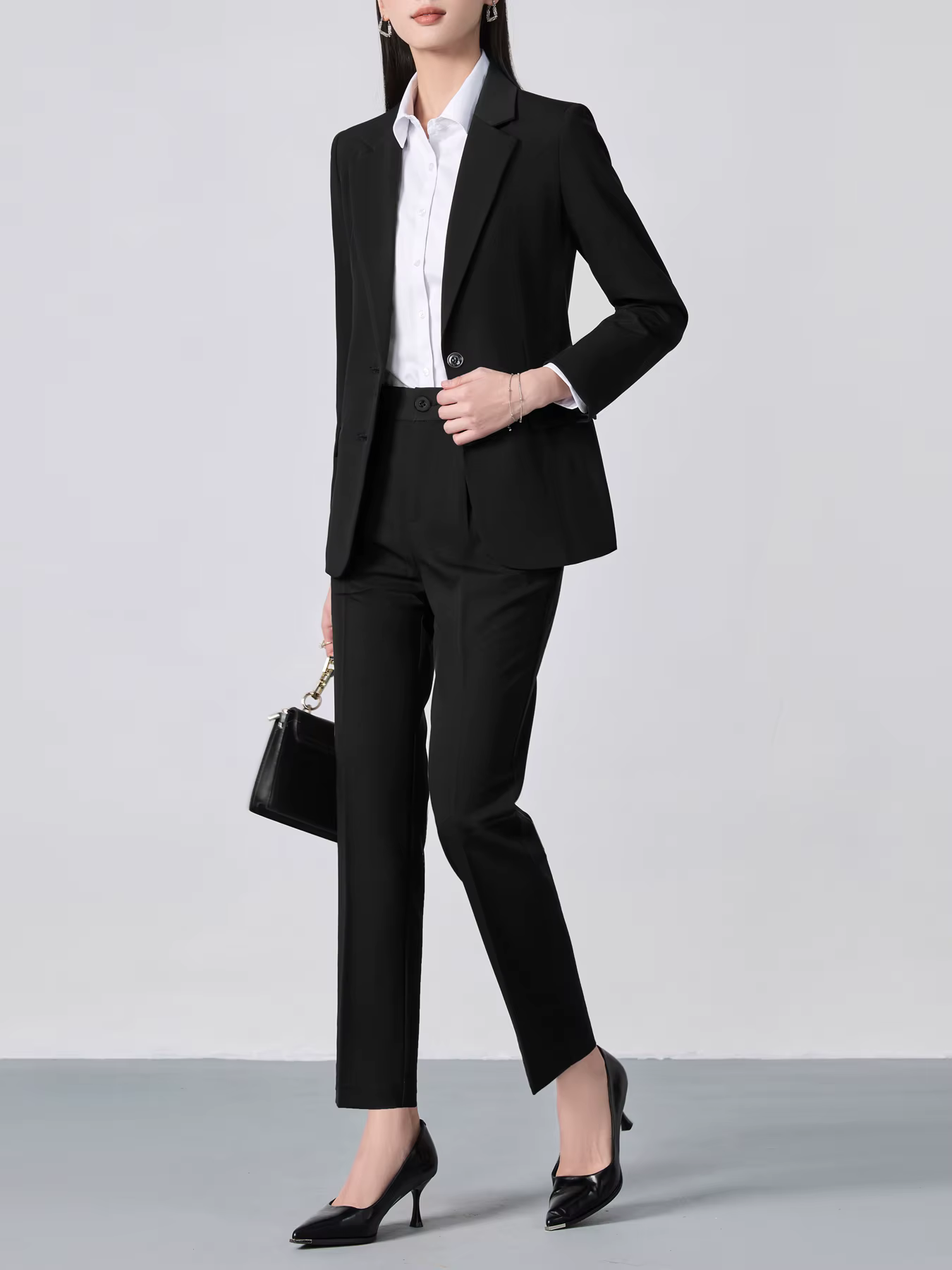 Ensemble de costume à revers cranté à simple boutonnage : blazer ajusté et pantalon formel, style de