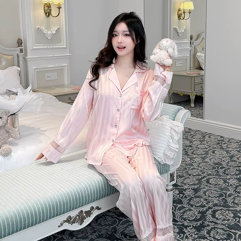 Pyjama rayé en dentelle à empiècements en V pour femme, collection Printemps 2026 – Ensemble confort