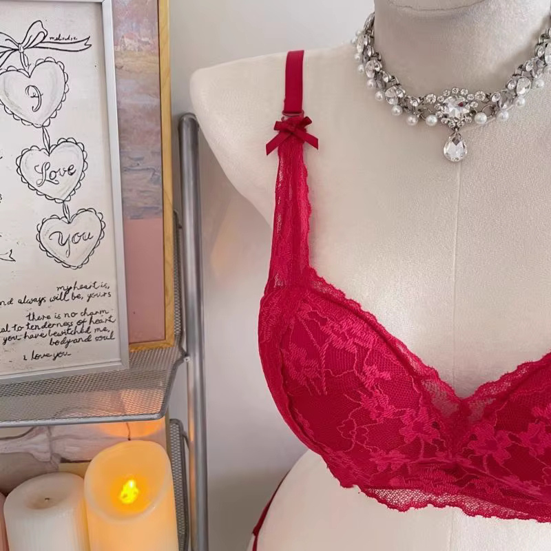 Lingerie révélant le cou et les épaules, avec un haut en dentelle froncé et sexy qui soutient le sou