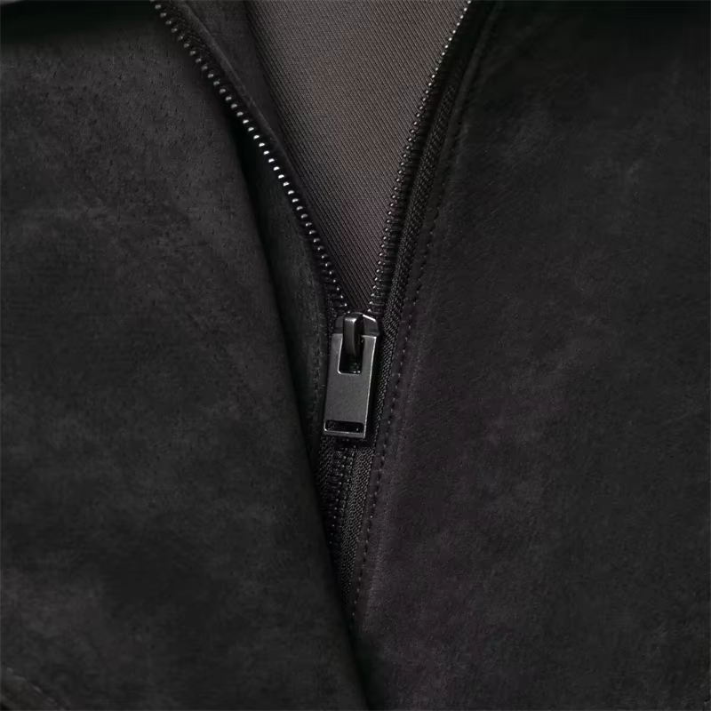 Blouson biker pour femme en cuir texturé gris foncé, avec col montant boutonné asymétrique, ourlet é
