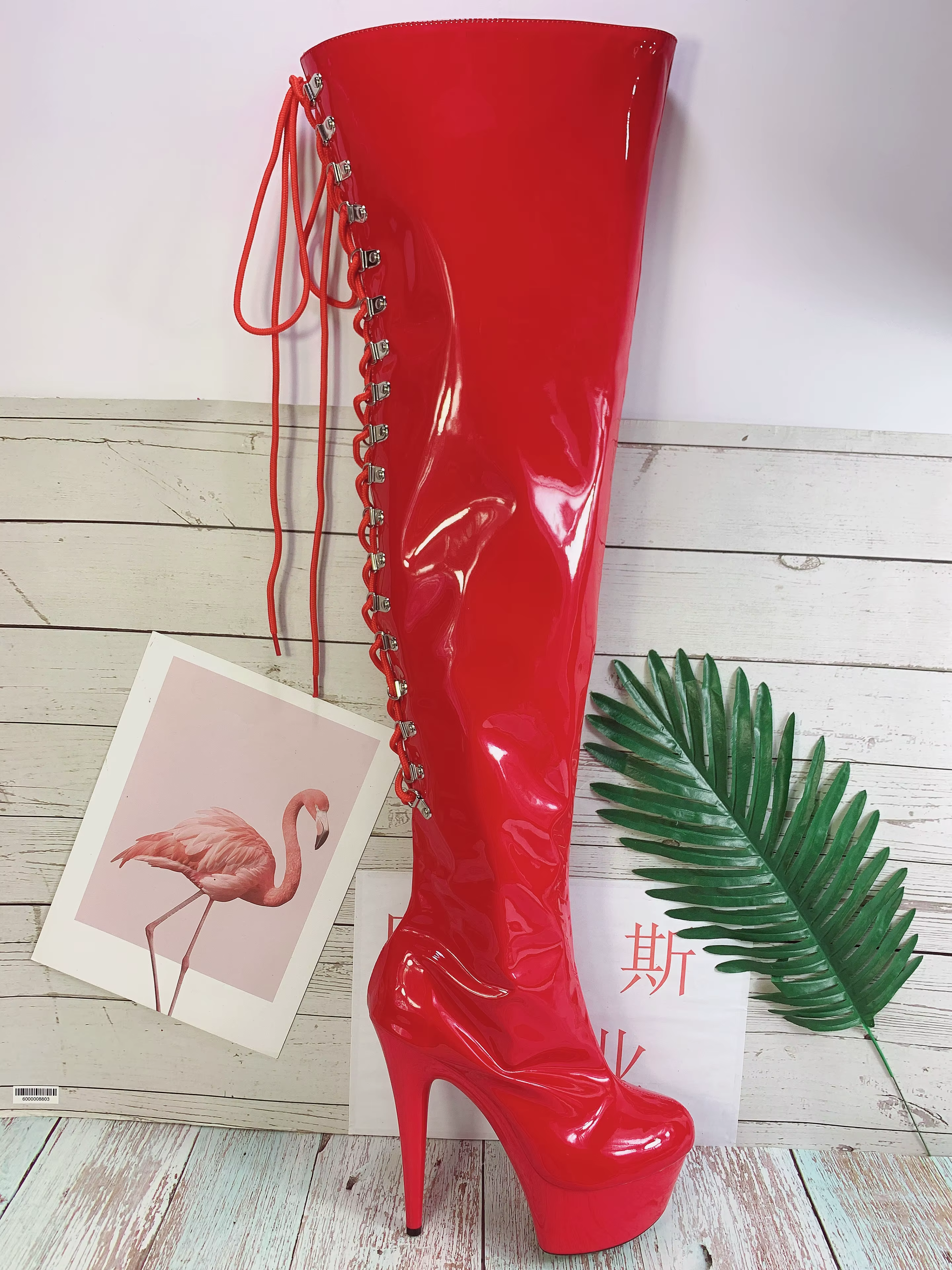 Talons hauts de 15 cm, cuissardes, avec une sangle croisée au dos, spectacle de danse pôle de club s