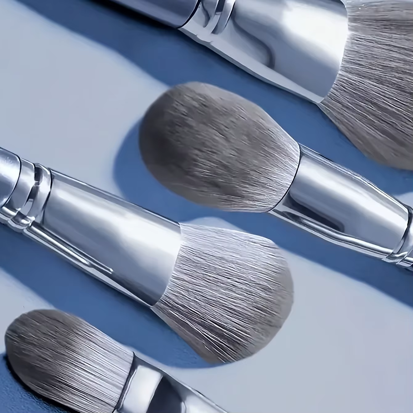 Ensemble de pinceaux de maquillage professionnels argentés de 14 pièces |   Comprend 2 bouffées en v