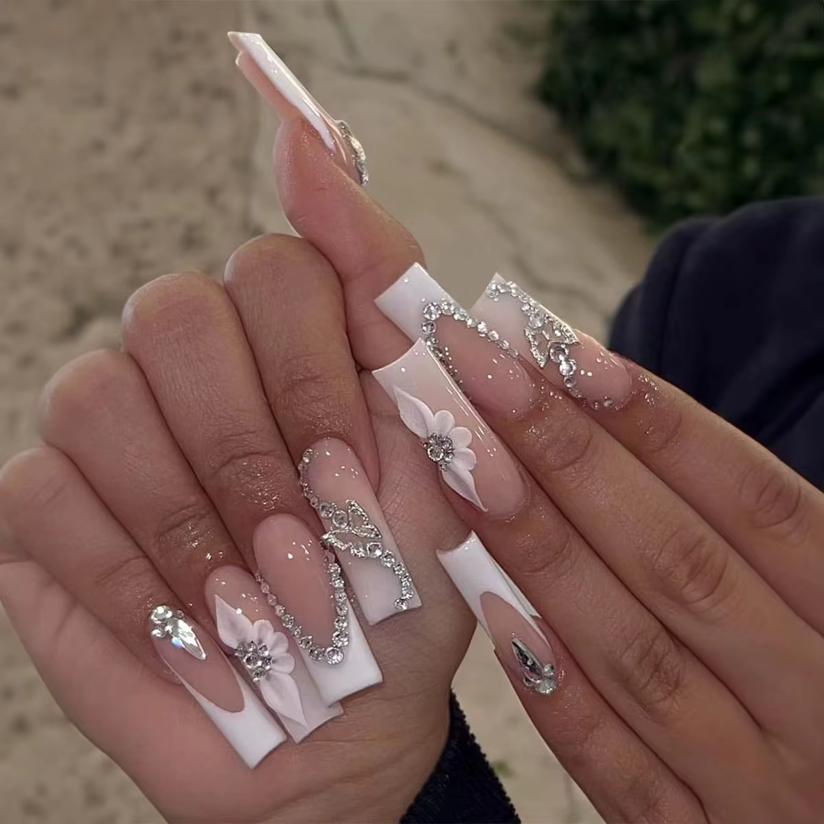 24 cerceaux longs avec motifs français, fleurs, points papillon, faux ongles brillants en diamant, à