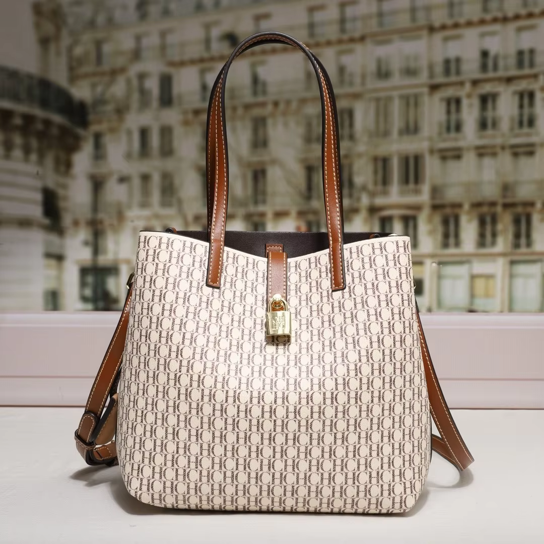 Sac fourre-tout CH Exquisite Monogram avec accroche-cadenas, bretelles de qualité supérieure, coutur