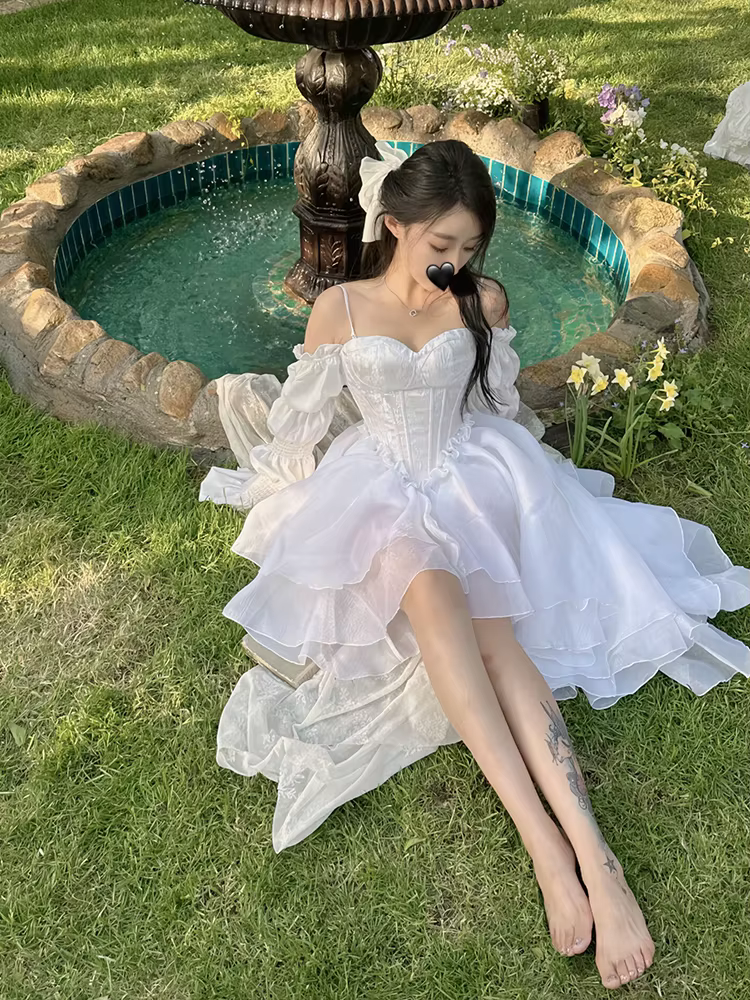 REDDACHiC Robe de soirée princesse pour femmes, broderie florale blanche, manches bouffantes, dos nu