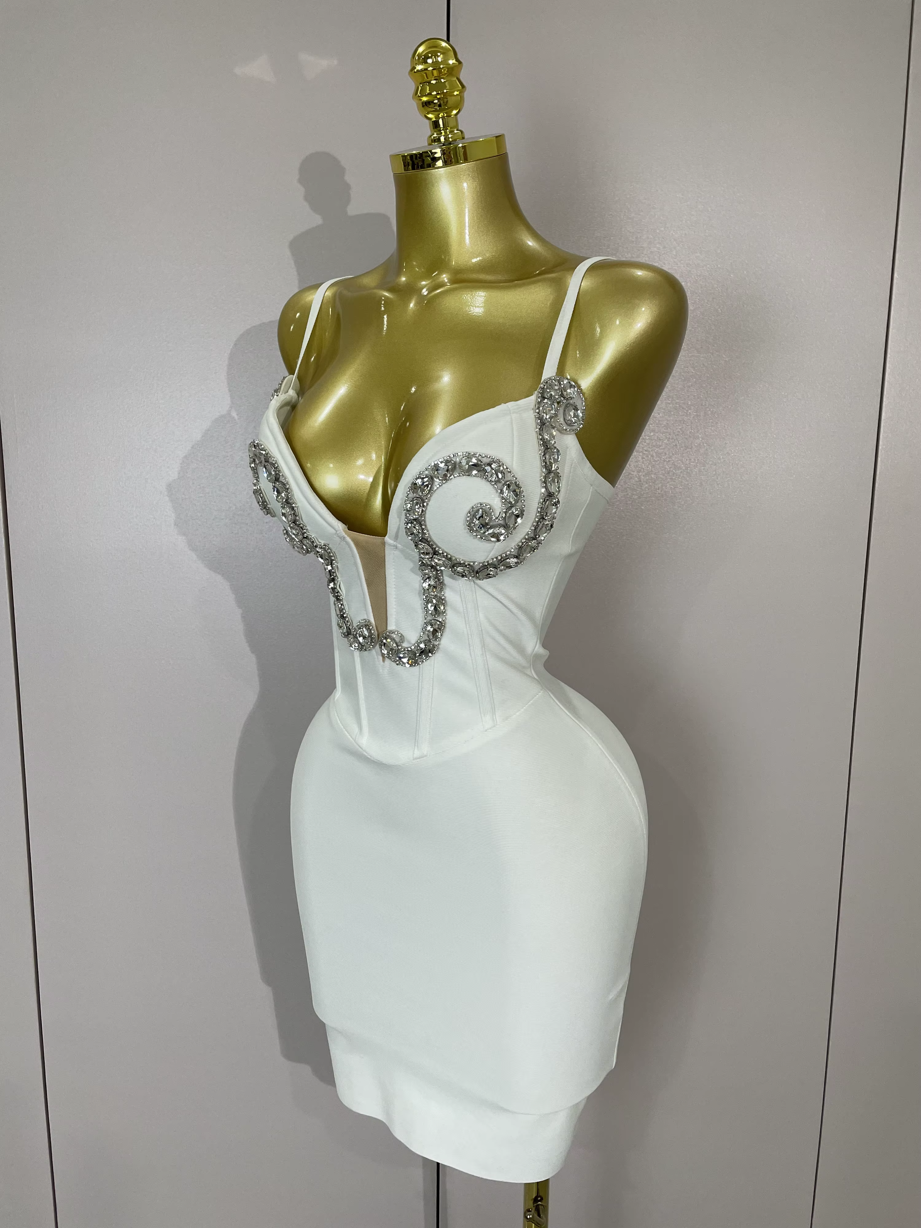 Robe à bandes blanche, Sexy, bretelles Spaghetti, col en V, cristal, sans manches, élégante, soirée,