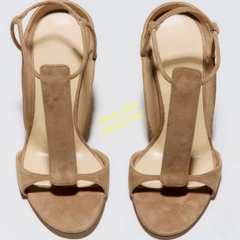 Sandales à bride en T en daim à bout ouvert, talon aiguille fin, style défilé, collection été 2026, 