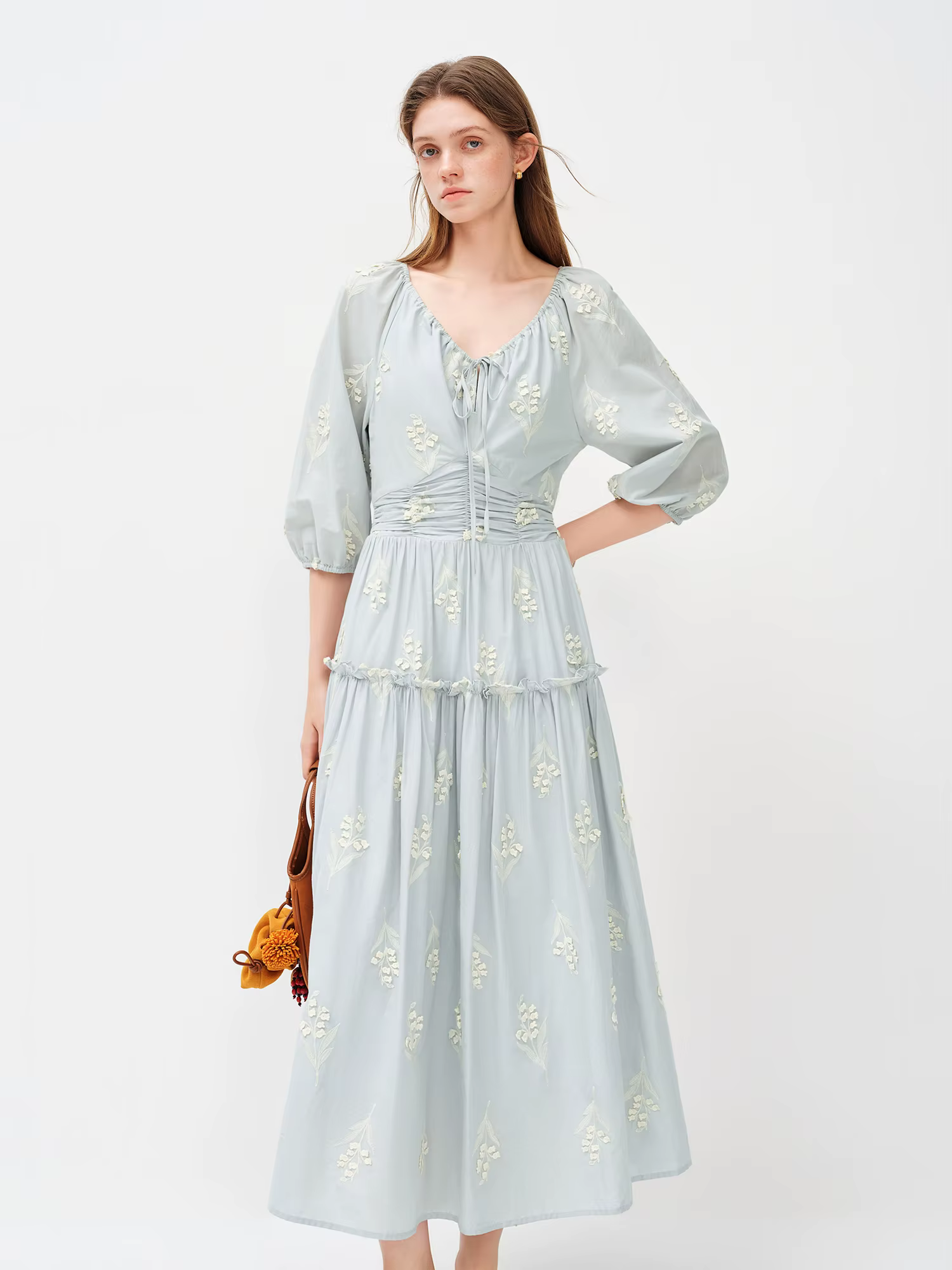 Robe florale brodée texturée éthérée pour femme FSLE 2026 - Longueur midi inspirée du muguet pour le