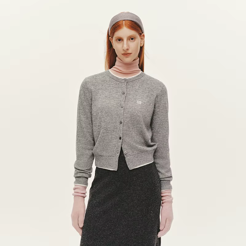 Semir tricoté pull coupe ajustée brodé pull femmes 2025 hiver Style court col rond haut superposé